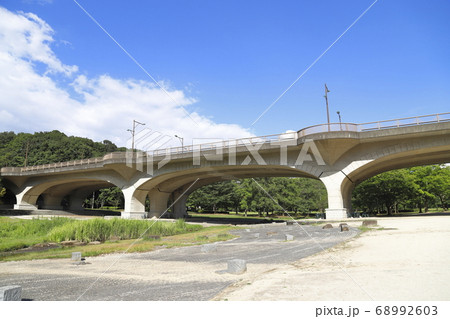 21世紀の森と広場　「広場の橋」と「光と風の広場」 68992603