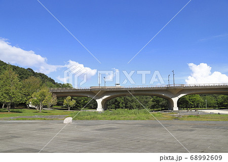 21世紀の森と広場　「広場の橋」と「光と風の広場」 68992609