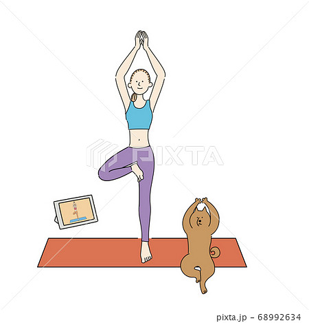 オンラインでヨガのレッスンを受ける女性と犬　立ち木のポーズ 68992634