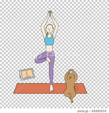 オンラインでヨガのレッスンを受ける女性と犬　立ち木のポーズ 68992634