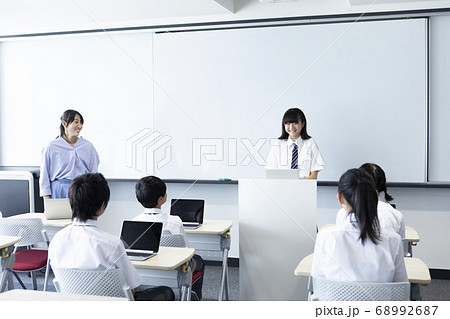 授業中の中学生 68992687