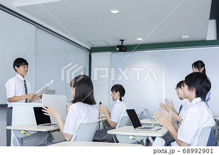 授業中の中学生 授業中の中学生 68992901