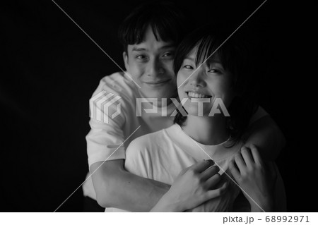 笑顔のカップル 68992971