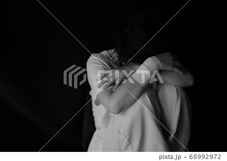 悲しみに暮れる女性 68992972