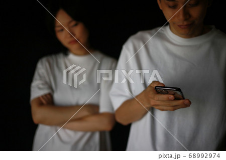スマートフォンを操作する男性 スマートフォンを操作する男性 68992974