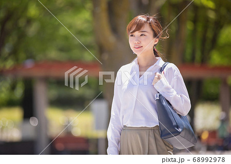 公園を歩く日本人ビジネスウーマン 68992978