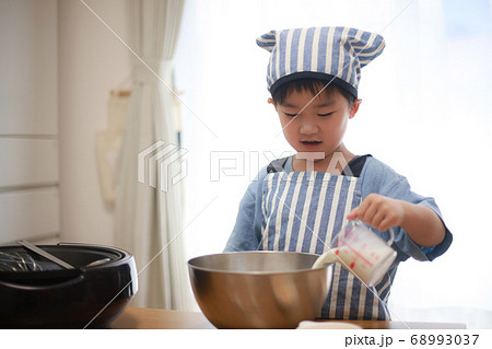 料理する男の子 68993037