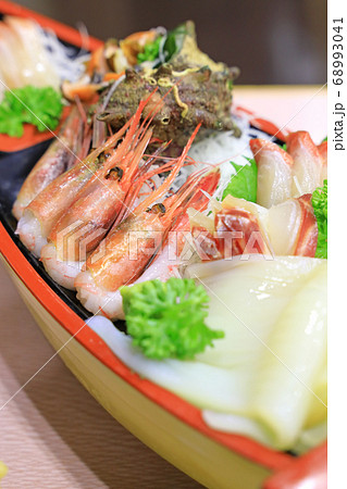 おいしいお刺身の舟盛り 68993041