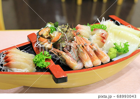 おいしいお刺身の舟盛り 68993043