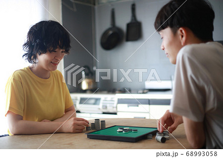 オセロをするカップル 68993058
