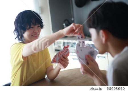 トランプで遊ぶカップル 68993060