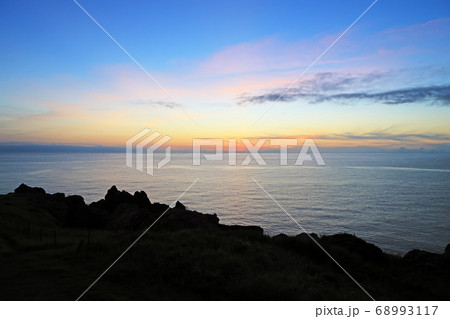 佐渡ヶ島の日本海の夕景、真夏の夕暮れ 佐渡ヶ島の日本海の夕景、真夏の夕暮れ 68993117