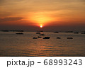 タイ　パッタヤー　パッタヤービーチから見た夕陽 68993243