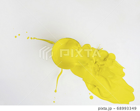 黄色い液体の真俯瞰からのスプラッシュ画像の写真素材