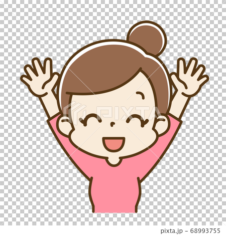 バンザイしている若い女性 ママ 68993755