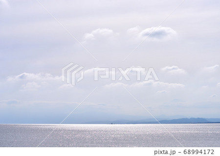 江の島東浜の空に浮かぶ雲 68994172