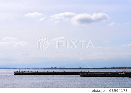 江の島東浜の空に浮かぶ雲 68994173