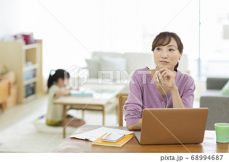 自宅で仕事をする女性 テレワークの写真素材