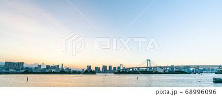 夕暮れ時の東京湾 夕暮れ時の東京湾 68996096