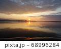 コムケ湖の夕日 68996284