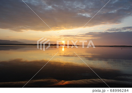 コムケ湖の夕日 68996284