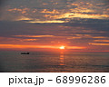 オホーツク海の夜明け 68996286