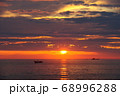 オホーツク海の夜明け 68996288