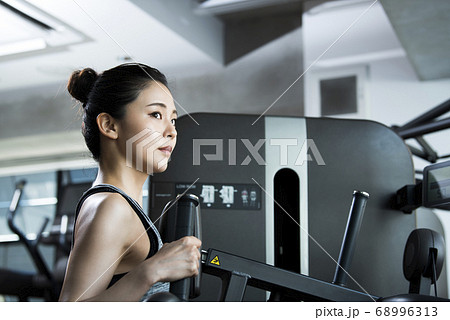 スポーツジム 女性 トレーニング ポートレート スポーツジム 女性 トレーニング ポートレート 68996313