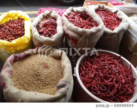 東南アジアの香辛料店/Spice shop in Southeast Asia 68996604