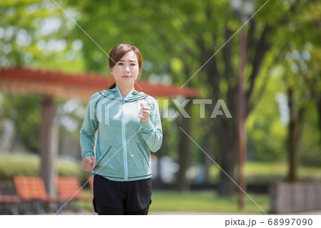 ランニングする女性 ランニングする女性 68997090