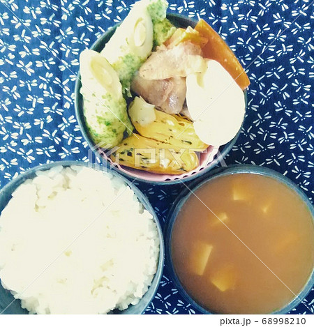 豆腐の味噌汁とおかずに玉子焼きとちくわの手作り弁当 68998210