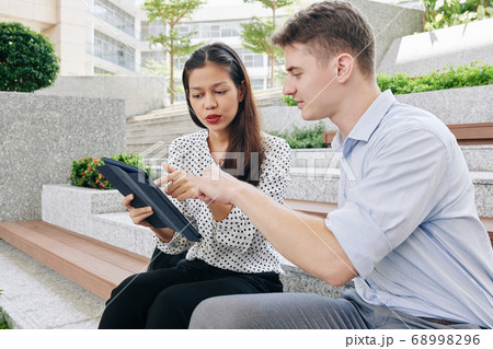 Business people discusing project 68998296