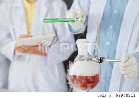 Student mixing reagents Student mixing reagents 68998511