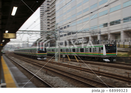 並走する上野東京ライン・湘南新宿ライン(新子安駅) 並走する上野東京ライン・湘南新宿ライン(新子安駅) 68999323