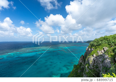 【沖縄県 伊良部島 イグアナ岩から見た景色】 68999715