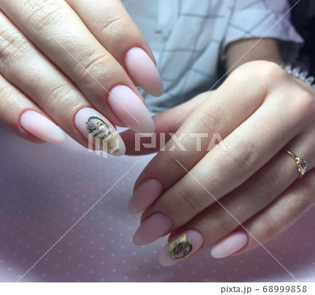 Woman with flesh-colored manicure with design, 68999858