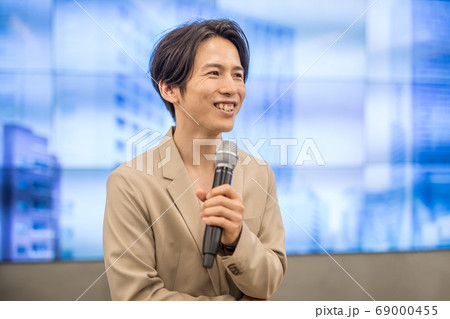 講演会で壇上で質問を受ける男性 講演会で壇上で質問を受ける男性 69000455