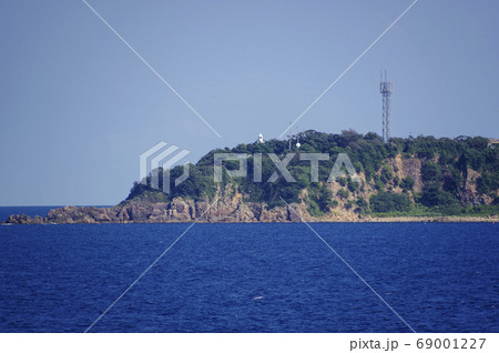 海上から見る佐渡島の姫埼灯台 海上から見る佐渡島の姫埼灯台 69001227