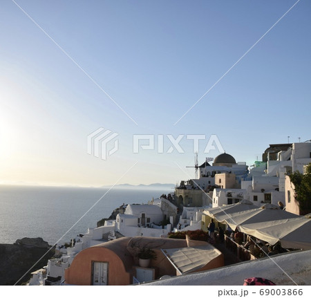 ギリシャ サントリーニ島イア 夕焼けの街並み ギリシャ サントリーニ島イア 夕焼けの街並み 69003866