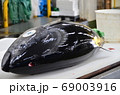 マグロの解体ショー 69003916