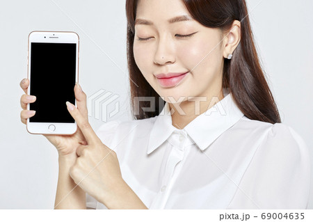 ビジネス ビジネスウーマン スマートフォン 69004635