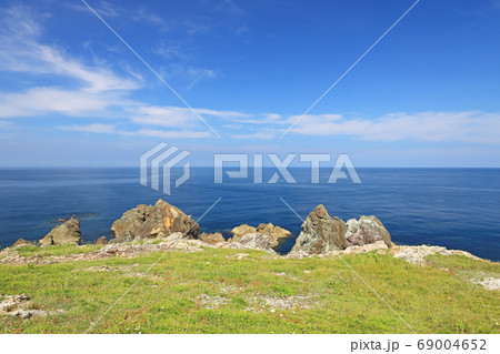 佐渡ヶ島の日本海の夏景色 佐渡ヶ島の日本海の夏景色 69004652