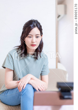 パソコンでオンライン診療を受ける女性 69005170