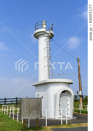 青空と白亜の飯岡灯台 69005177