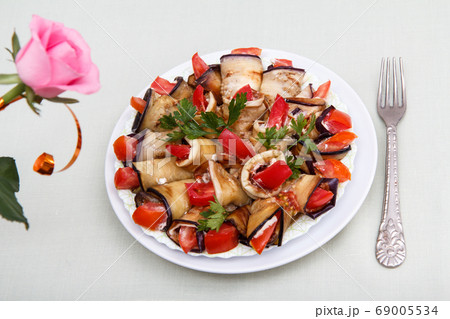 Fried eggplant slices with tomatoes and cheese 69005534