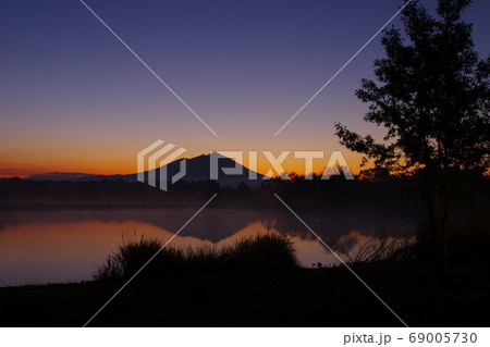 秋晴れの筑波山の夜明け 秋晴れの筑波山の夜明け 69005730