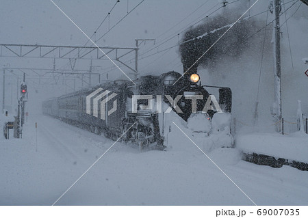 大雪の中を走るc57蒸気機関車 磐越西線 喜多方の写真素材 [69007035