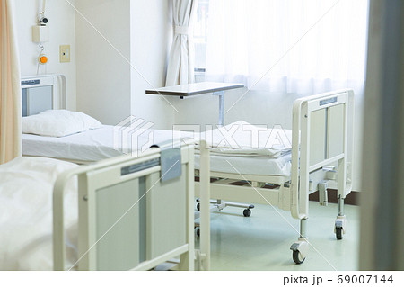 病院の病室のベッド 69007144