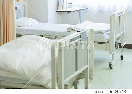 病院の病室のベッドの写真素材