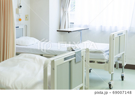 病院の病室のベッド 69007148